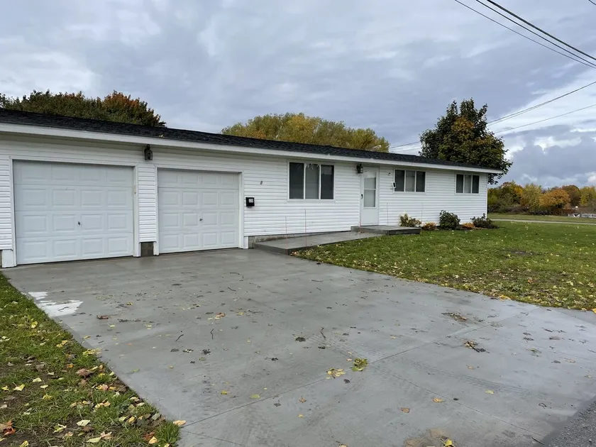 House - Direct access to Snowmobile and UTV trails - Image 1