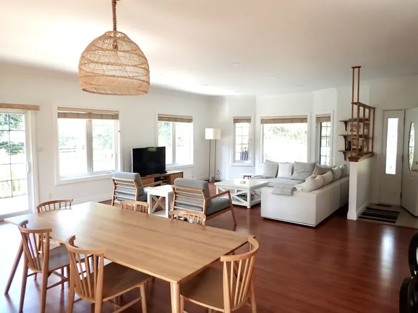 Luxurious Getaway - Near Sandbanks and Wineries - Image 1