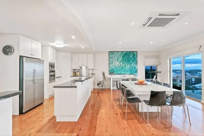 35 Hazel St - Pet Friendly outside only - Luxury - No Linen Included - Image 1