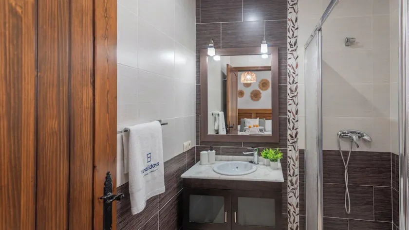 Incantevole villa con piscina privata e jacuzzi - Image 1