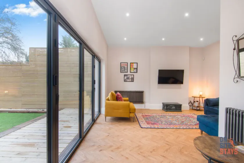 OnSiteStays New Large modern 4 bed, Parking, Wifi, 2 x Bathroom - Image 1