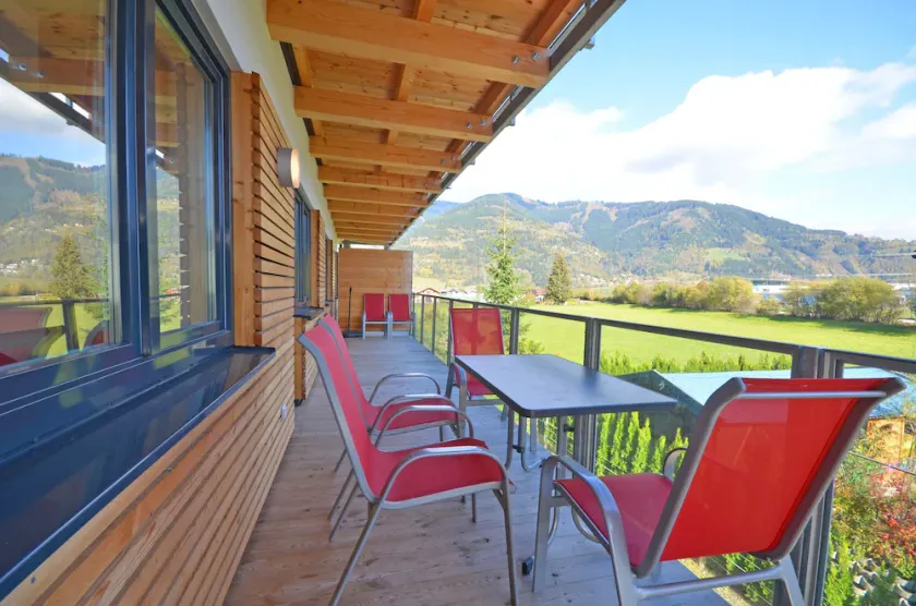 Lovely apartment with wraparound balcony in perfect location - Image 1
