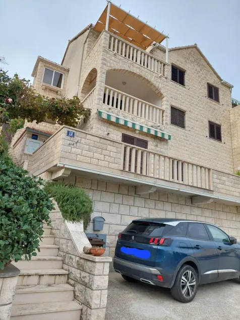 Apartments with parking space Postira, Brac - 700 - Image 1