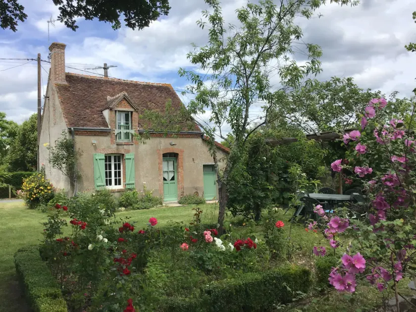 Typisk Solognote-hus renoveret i blomster og skovbevoksede omgivelser - Image 1