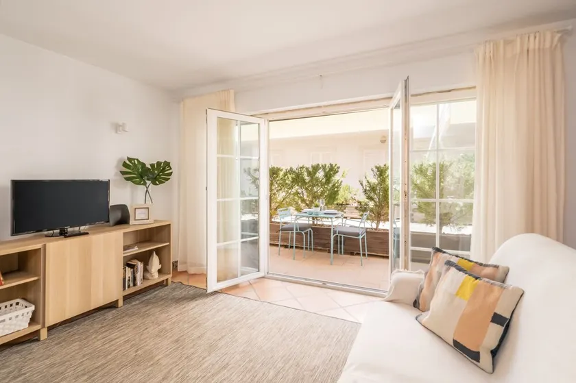 T1 Cozy Beachfront Apartment 'Free Wi-Fi' - Image 1