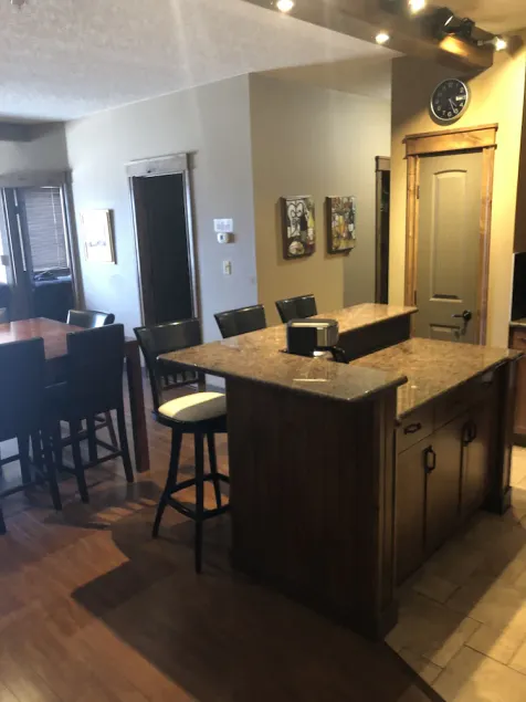 Beautifully appointed 4 bedroom condo in Radium, BC - Image 1