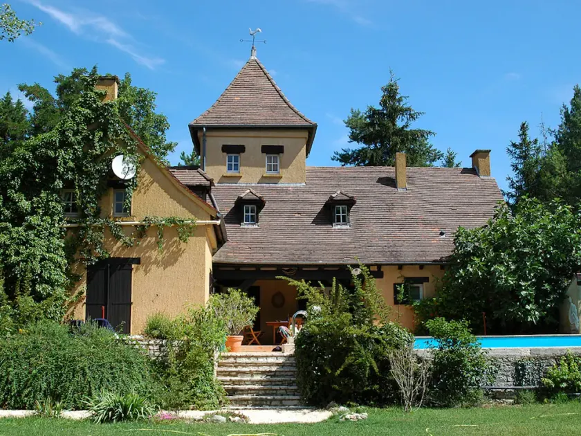 Spacious villa with heated pool and garden - Image 1
