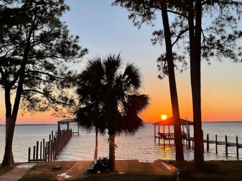Waterfront Sunsets on Perdido Bay, Hot Tub, 4 Bedrm, 3 bath, Parking Onsite - Image 1