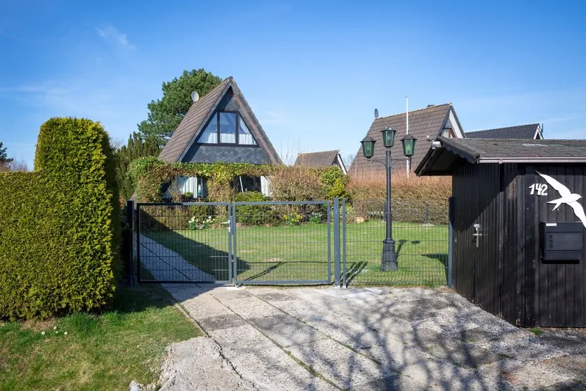 Modern roof-only house - close to the beach - fenced garden ** - Image 1
