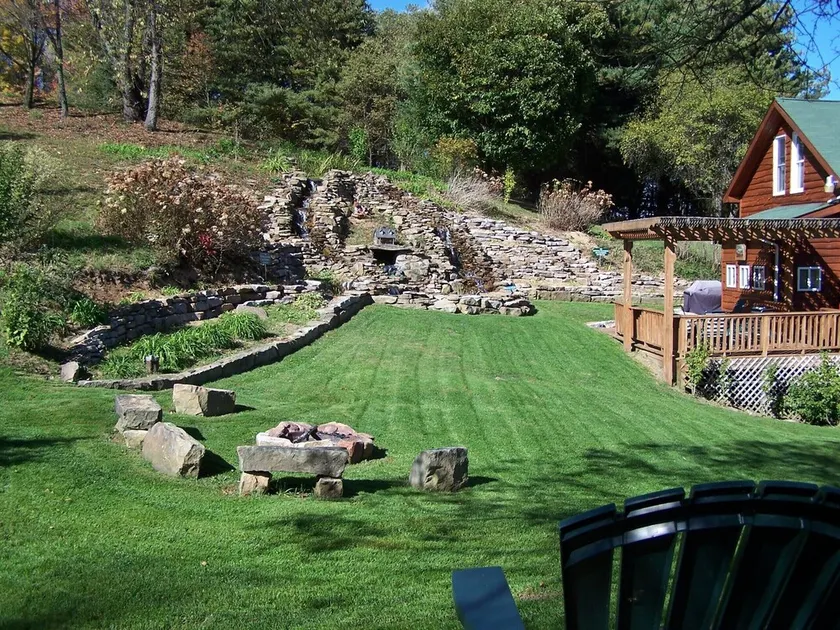 Serenity Falls Charming Haus w / 8ft Steinkamin und Brennholz w / MTN Ansichten - Image 1