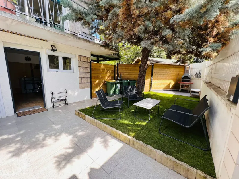 Beautiful, air-conditioned studio with a private entrance and garden. - Image 1