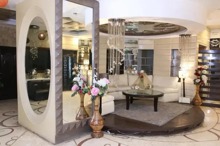 Gulberg Continental Hotel - Image 1