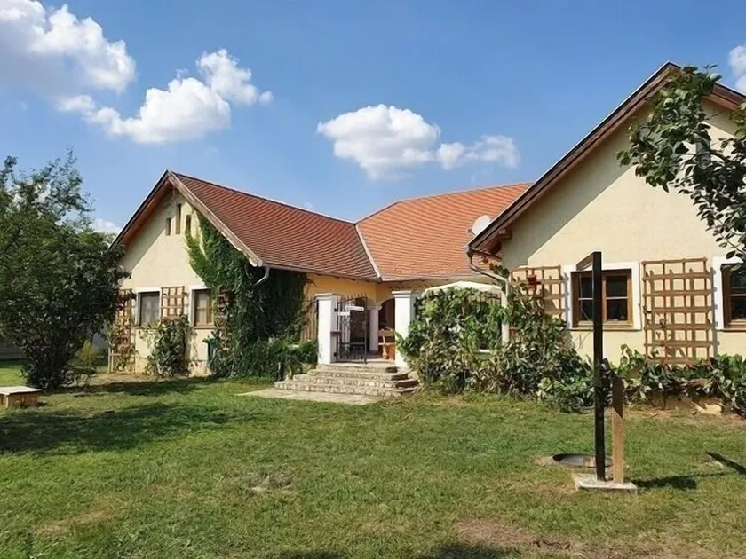 House for 6 guests with 300m² in Lócs (120089) - Image 1