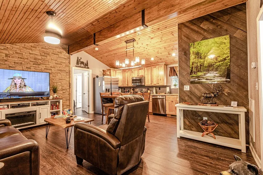 \"CREEKSIDE ESCAPE\" CABIN ON ROARING CREEK, HOT TUB, 2/2, BRYSON CITY - Image 1
