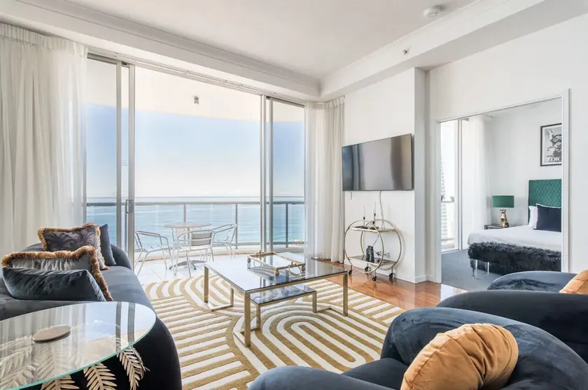 Stunning 3BR, 42nd Floor Skyhome - Breathtaking views! - Image 1