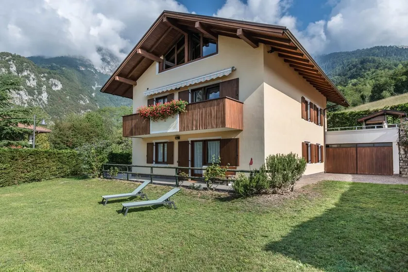 Apartment \"Dorsino\" with Mountain View, Balcony and Wi-Fi - Image 1