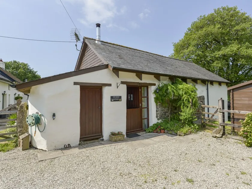 TWO SHOES COTTAGE, pet friendly, with open fire in Sourton Down - Image 1