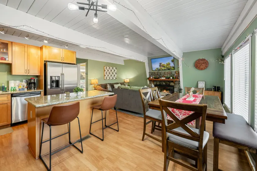 Moonlight Memories - Located in a beautiful, desirable area with a large deck! - Image 1
