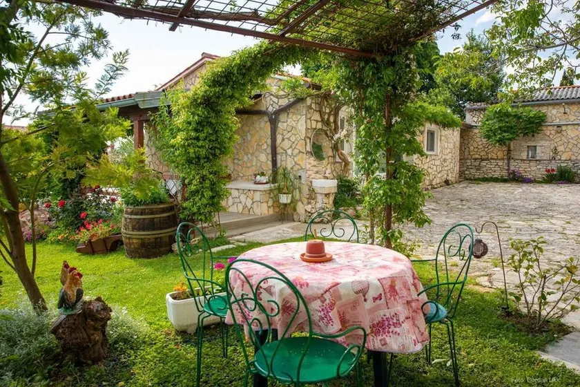 Studio with shared outdoor pool - Image 1