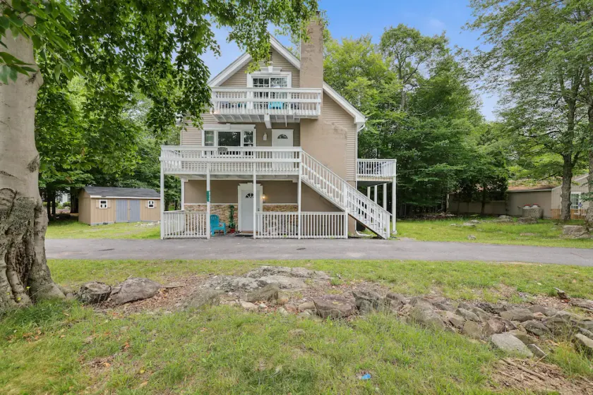 Spacious Newly Renovated in 2025! 7BD/4BA Home in the Heart of Poconos sleeps 29 - Image 1