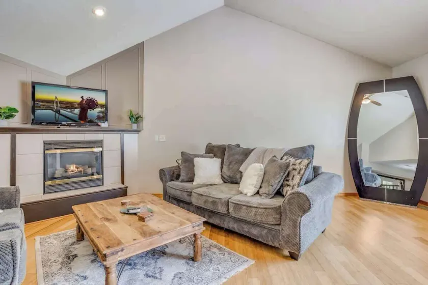 Family Retreat Close to Shopping and Town Fun! King Master Suite & Pack N Play - Image 1