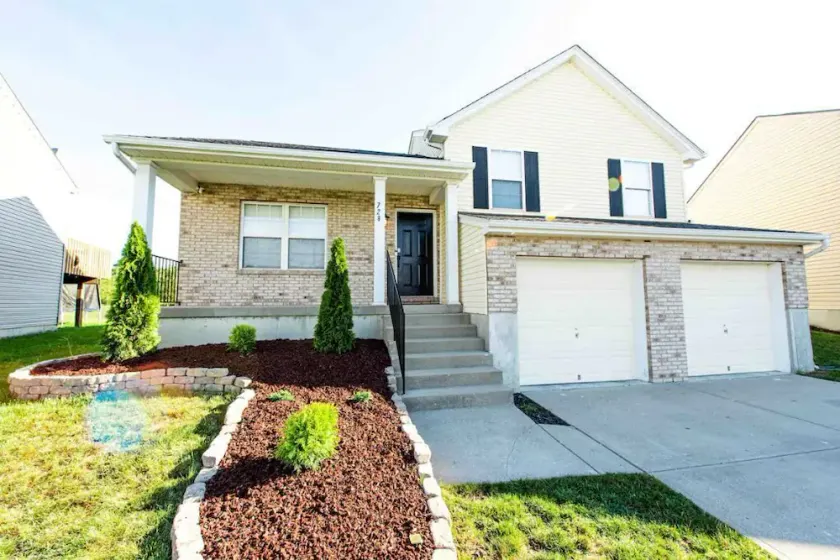 Spacious home, game room. pool table- basketball court. 2 King beds,Free parking - Image 1