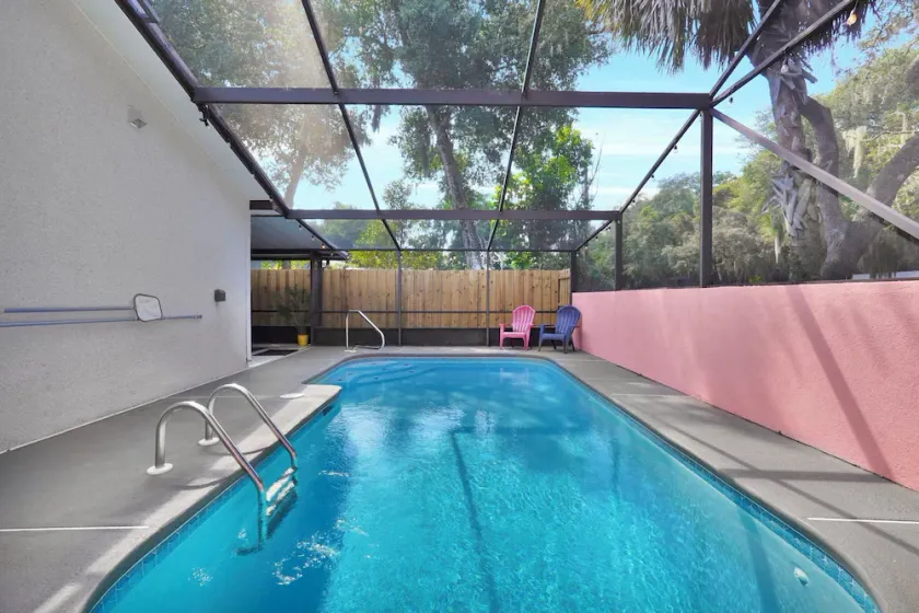 Coastal Heated Pool Home, 10 mins to the beach and downtown  - Image 1