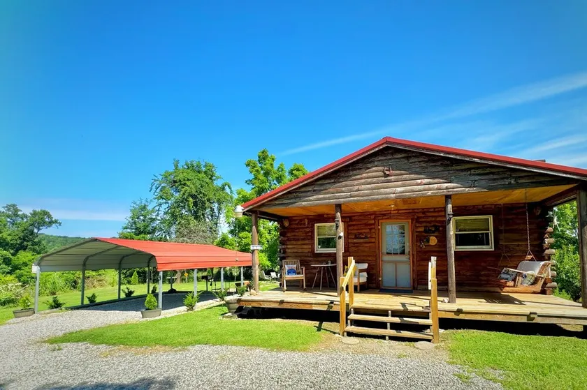 Beautiful country views and wildlife. Less than 2 miles from downtown. - Image 1