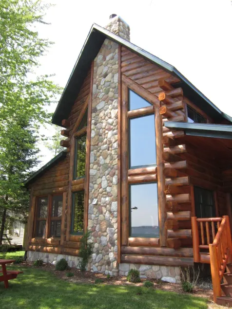 Vackra Wisconsin Lake-front Log Home - Image 1