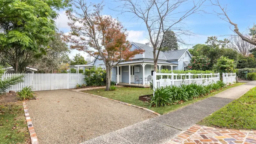 Blue Belle Cottage Berry - Image 1