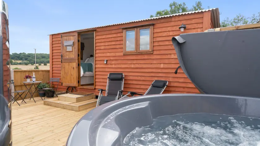 Outbak Shepherds Hut - sleeps 2 guests  in 1 bedroom - Image 1