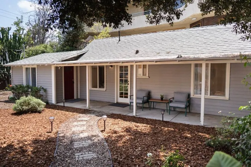1BR *HOUSE* in GLENDALE with PRIVATE FENCED YARD (p55) - Image 1