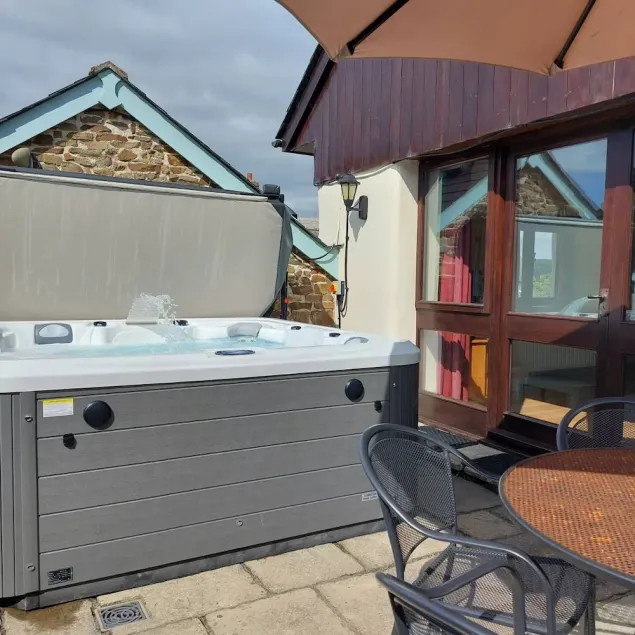 Converted barn with hot tub in north devon - Image 1