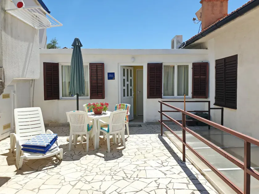 One bedroom apartment near beach Šilo, Krk (A-18755-a) - Image 1