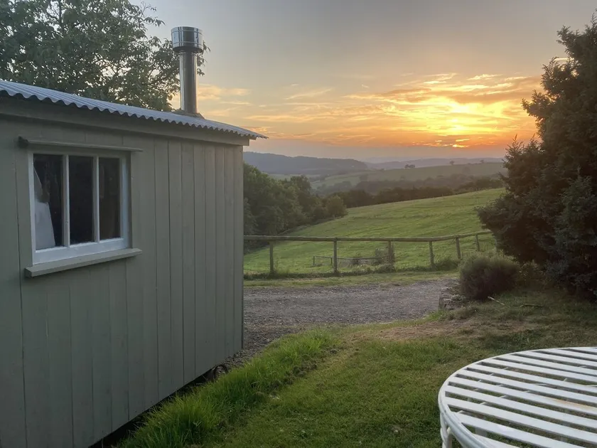 Outstandingly Situated Cosy Shepherds Hut - Image 1