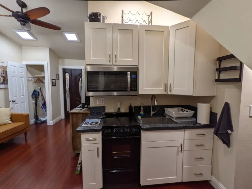 Furnished 1 bedroom above garage, Deck, A/C, downtown Placerville. - Image 1