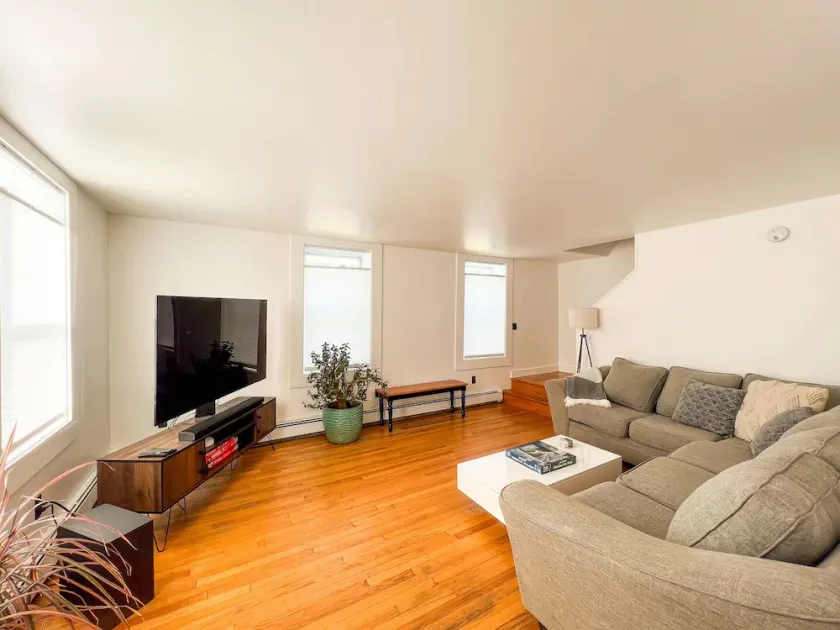 Beautiful Downtown 3 Bedroom 1 & 1/2 Bath/ High Speed Internet/ Cable / Desk - Image 1