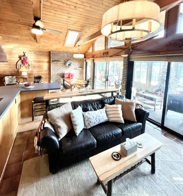 “The Lake house” Private BEACH; SLEEPS 16!!! - Image 1