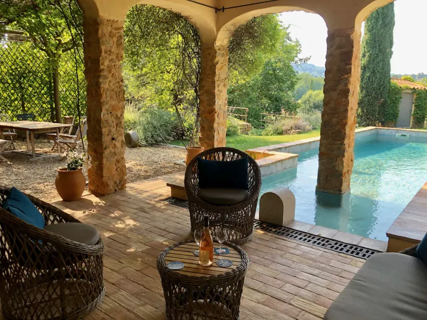 Storslået provencalsk Bastide med 14 m lang pool i moden privat have. - Image 1
