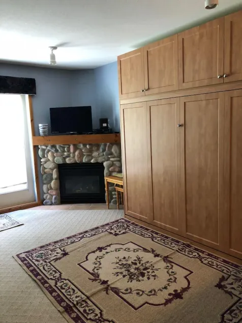 Large balcony, walk out condo at base of Silver Queen Chair - Pet friendly! - Image 1