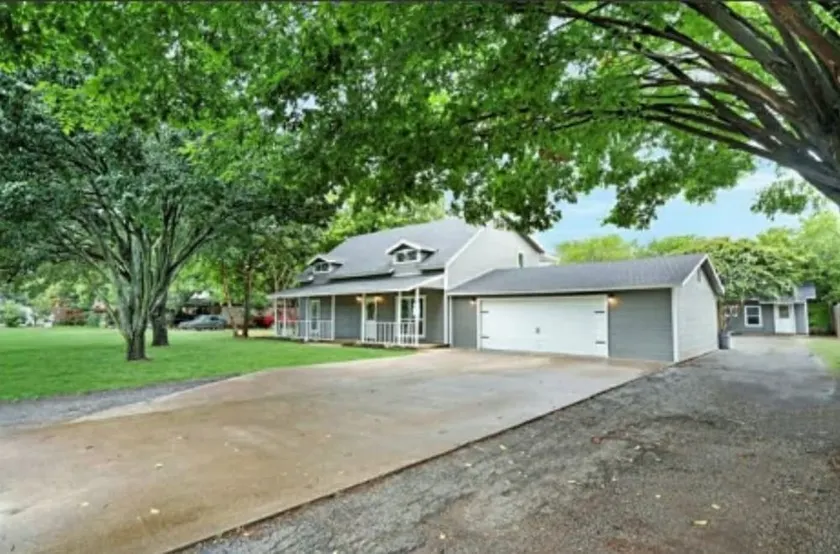 sleeps 11- KING BED Country Charmer in Iconic Fort Worth - Image 1