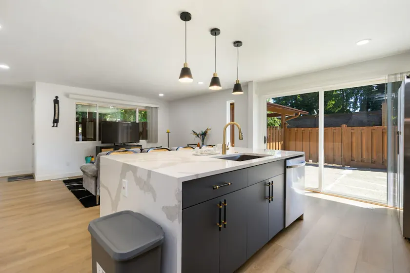 Stylish Eastside 3BR Family Home Prime Location - Image 1