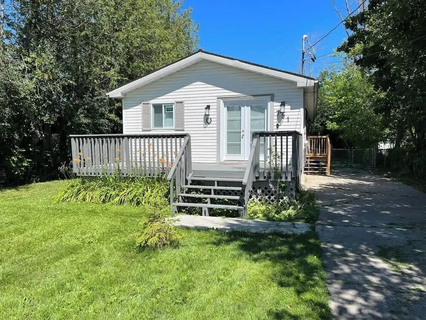 Lake Simcoe Beach Oasis with Backyard and Firepit - Image 1