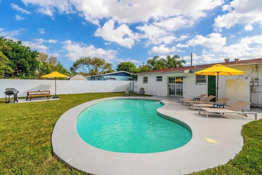 Modern Home 3 Bedrooms with Pool, 18 minutes to Ocean - Image 1