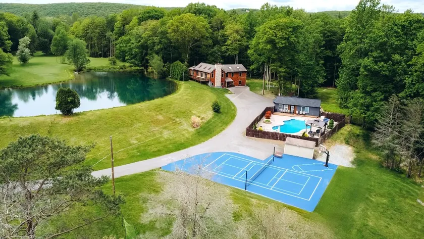 NY! 10 hektar Lakefront Estate, uppvärmd pool, volleyboll, fotbollsplan. - Image 1