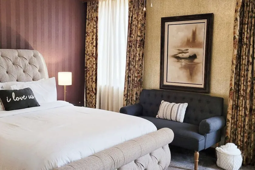 107 · Downtown Retro Room #107 -  Hotel Phillips - Image 1