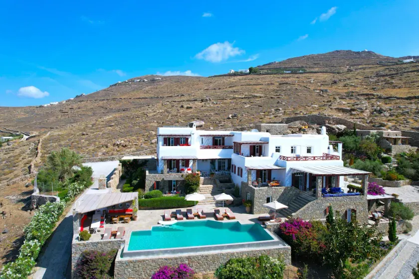VILLA ISOLA PARADISO, 9700 FT² OF LUXURY OVERLOOKING THE SEA - Image 1