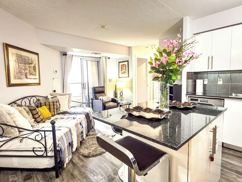 Modern 2BR 2BA, Pool & Gym, By Square One & YYZ - Image 1
