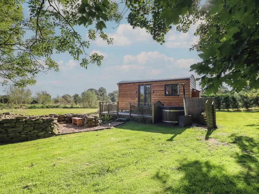STAG LODGE POD, pet friendly, with hot tub in Llanfair Caereinion - Image 1