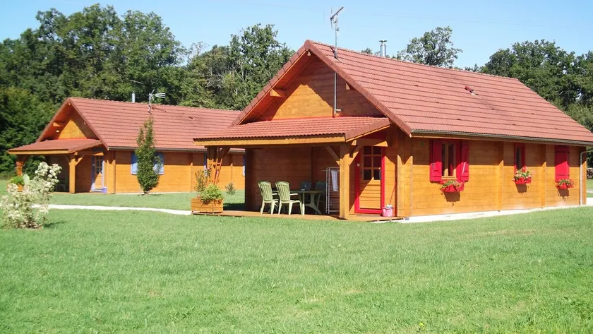 Gîtes de 75m², 6 couchages avec piscine (JURA) - Coccinelle - Image 1